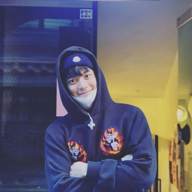 10 Gaya Kasual Park Solomon, Pemeran Drama All of Us are Dead 12 Park Solomon dan hoodie bermotif