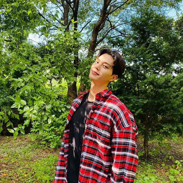 Potret Gaya Song Kang, Pemeran Drama Forecasting Love and Weather 11 potret gaya Song Kang bintang drama Forecasting Love and Weather
