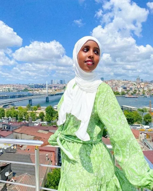 Ide Busana Cerah dan Penuh Warna ala Munera Ahmed, Tiktoker asal Amerika 12 https://www.instagram.com/p/CAoD8mVgXrn/
