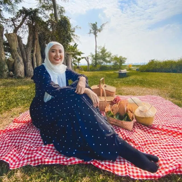Inspirasi Busana Hijab ala @luluelhasbu. Chic dan Nyaman! 13 Outfit Lulu Elhasbu