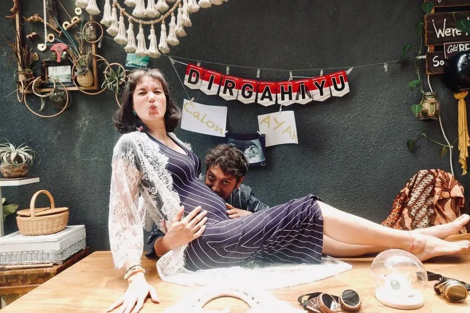Nadine Chandrawinata dan Dimas Anggara Sambut Kelahiran Anak Pertama 3 Nadine Chandrawinata mengumumkan kehamilan