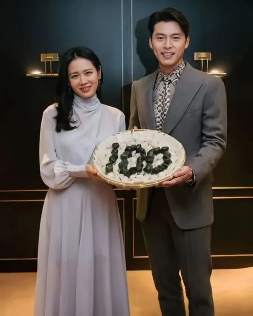Ide Gaya Busana Couple ala Son Ye-jin dan Hyun Bin. Manis! 14 Baju couple ala Son Ye-jin danHyun Bin