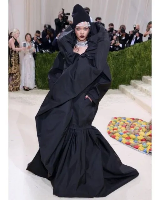 Fashion Ikonik ala Rihanna, Diva Amerika yang Baru Umumkan Kehamilan 9 Fesyen Ikonik Rihanna