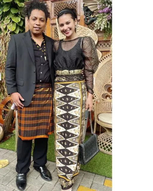 Potret Gaya Pasangan Arie Kriting dan Indah Permatasari. Sweet! 17 Style kompak Arie Kriting dan Indah Permatasari