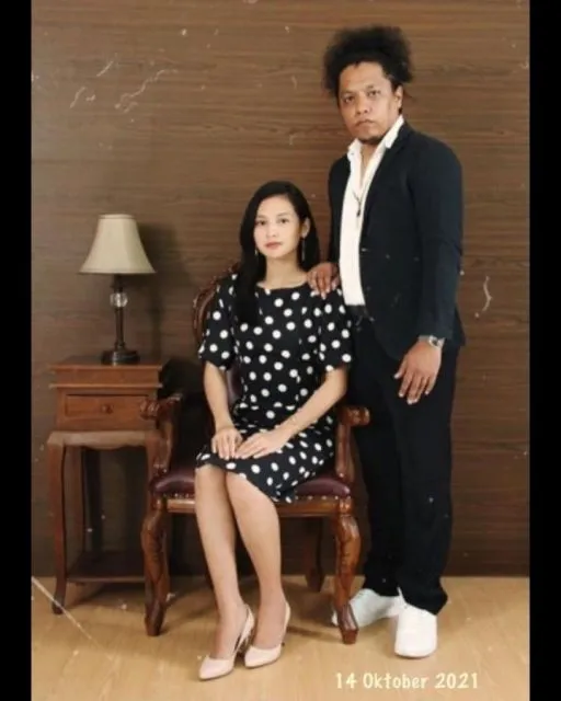 Potret Gaya Pasangan Arie Kriting dan Indah Permatasari. Sweet! 12 Style kompak Arie Kriting dan Indah Permatasari