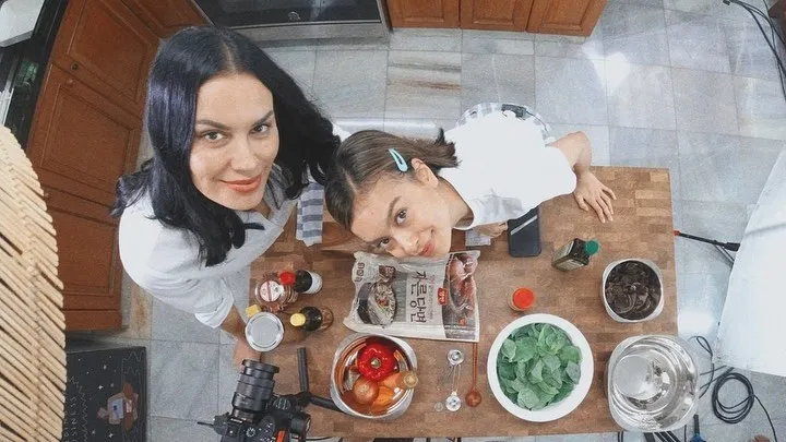 Gaya Kompak Sophia Latjuba dan Eva Celia. Tampil Kece bak Kakak Beradik 13 Sophia dan Eva di dapur
