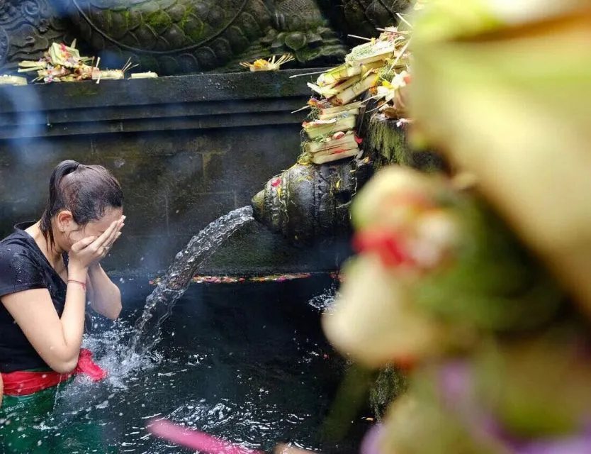 12 Artis yang Pernah Mengikuti Ritual Melukat. Alasannya Beragam 13 Aura Kasih jalani ritual melukat