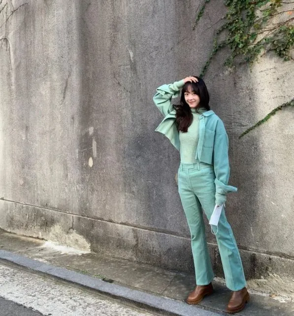 10 Gaya Fesyen Unik Lee Yoo-mi, Pemeran Serial All of Us Are Dead 15 Rekomendasi outfit hijau toska