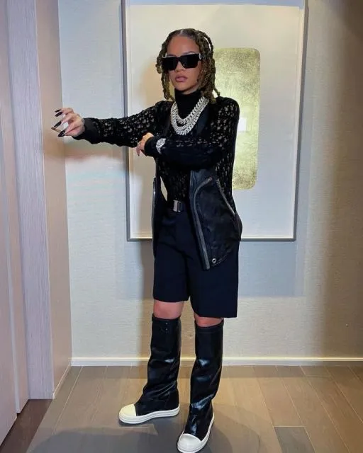 Fashion Ikonik ala Rihanna, Diva Amerika yang Baru Umumkan Kehamilan 11 Fesyen ikonik Rihanna