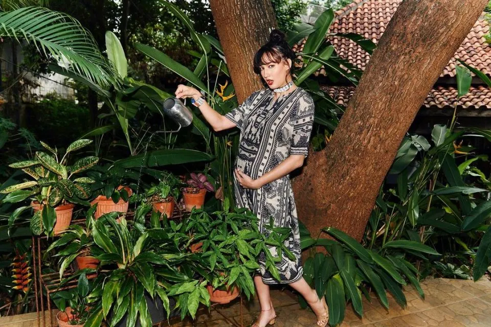 Potret Gaya Stylish Nadine Chandrawinata dalam Busana Modern-Etnik 8 Nadine Chandrawinata