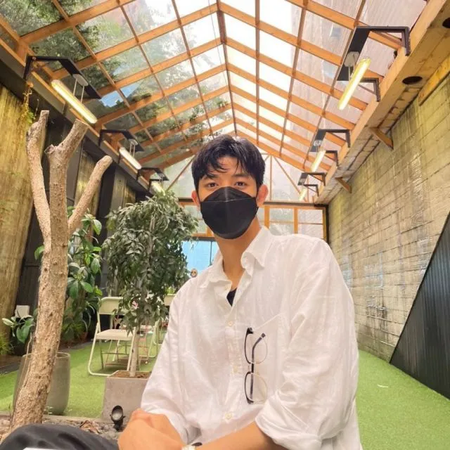 10 Gaya Kasual Park Solomon, Pemeran Drama All of Us are Dead 18 Park Solomon dan kemeja putihnya