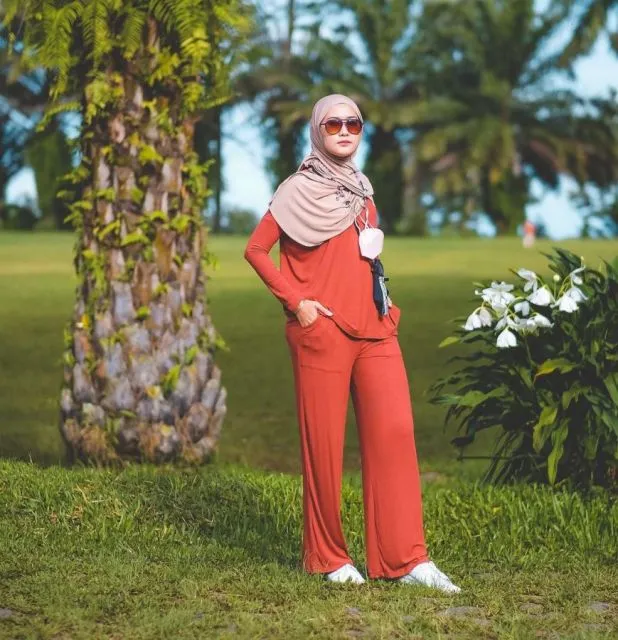 Inspirasi Busana Hijab ala @luluelhasbu. Chic dan Nyaman! 12 Outfit Lulu Elhasbu