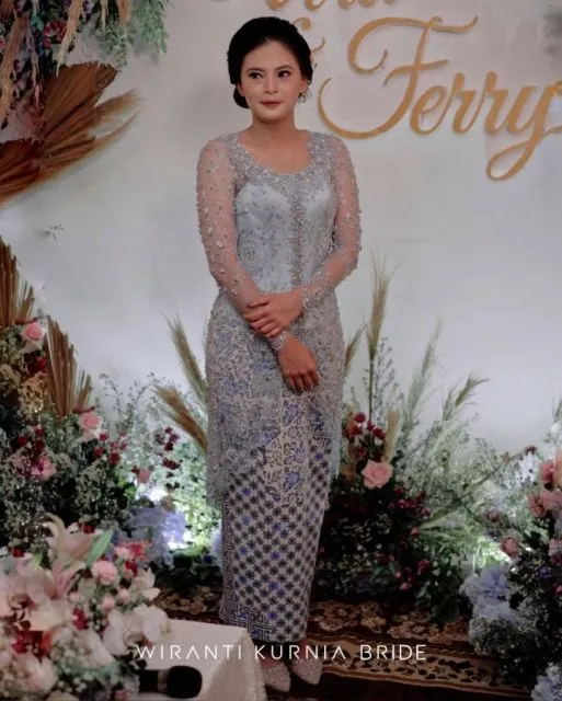 Ide Model Kebaya Payet Biru yang Elegan 20 Rekomendasi kebaya biru full payet