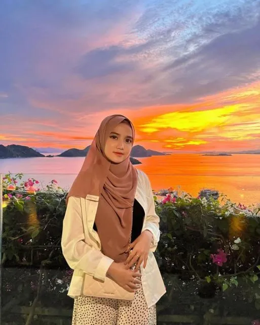 10 Gaya Hijab Wirda Mansur yang Bisa Kamu Jadikan Referensi 12 Wirda Mansyur