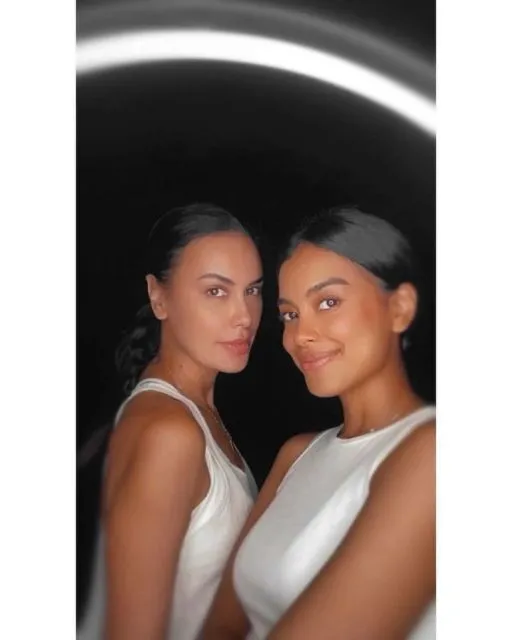 Gaya Kompak Sophia Latjuba dan Eva Celia. Tampil Kece bak Kakak Beradik 14 Sophia dan Eva dalam pemotretan