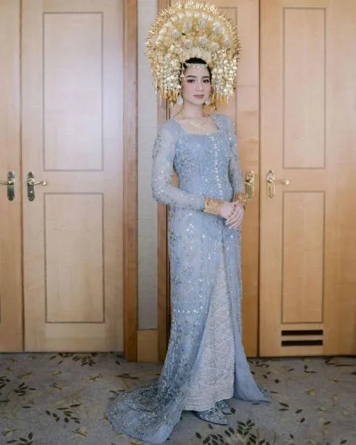 Ide Model Kebaya Payet Biru yang Elegan 11 Rekomendasi kebaya biru full payet
