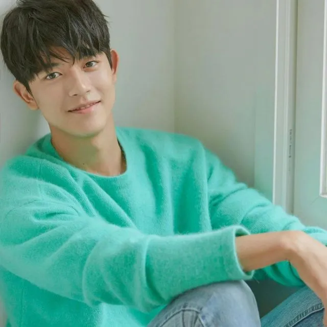 10 Gaya Kasual Park Solomon, Pemeran Drama All of Us are Dead 15 Park Solomon dan baju warna mentereng