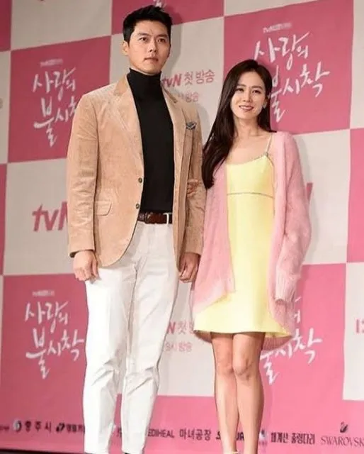 Ide Gaya Busana Couple ala Son Ye-jin dan Hyun Bin. Manis! 11 Pasangan serasi Son Ye-jin dan Hyun Bin