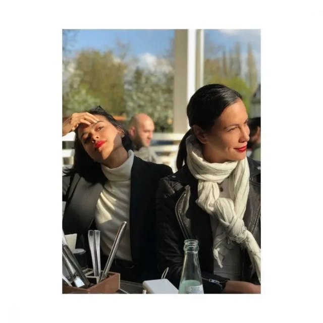 Gaya Kompak Sophia Latjuba dan Eva Celia. Tampil Kece bak Kakak Beradik 19 Sophia dan Eva pemotretan outdoor