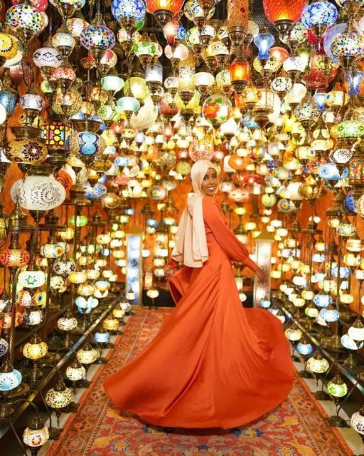 Ide Busana Cerah dan Penuh Warna ala Munera Ahmed, Tiktoker asal Amerika 11 Style Munera Ahmed