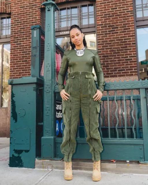 Potret Gaya Alicia Keys yang Berkomitmen Tak Lagi Pakai Makeup 14 Style ala Alicia Keys