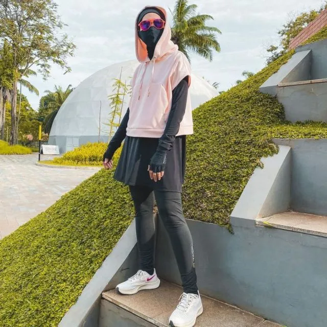 Inspirasi Busana Hijab ala @luluelhasbu. Chic dan Nyaman! 10 Outfit Lulu Elhasbu