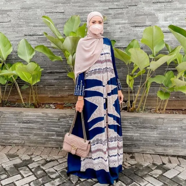 Inspirasi Busana Hijab ala @luluelhasbu. Chic dan Nyaman! 11 Outfit Lulu Elhasbu