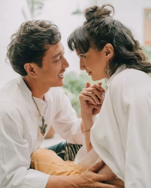 Tips Hubungan Langgeng dari 12 Pasangan Artis yang Patut Kamu Coba 15 Nadine Chandrawinata dan Dimas Anggara