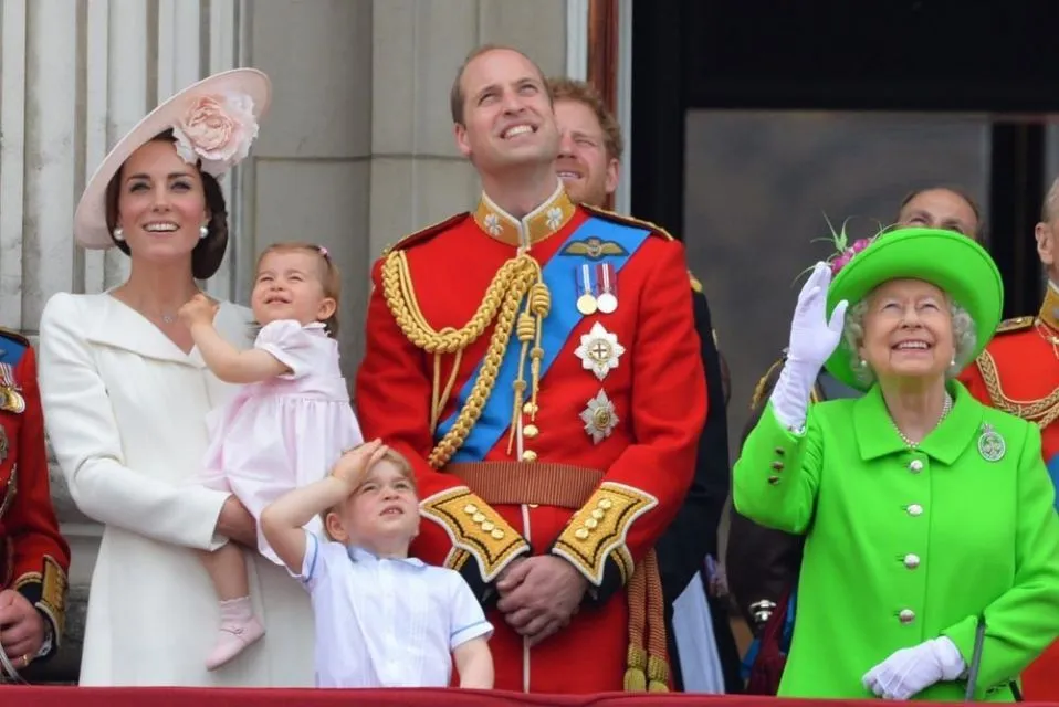 Deretan Momen Penting Sepanjang 70 Tahun Ratu Elizabeth II Bertakhta 15 Ratu Elizabeth II bersama Pangeran William dan Katte Middleton