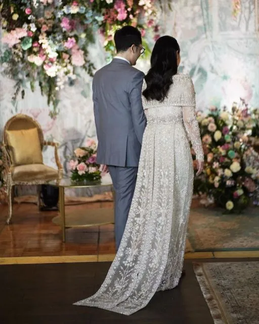 8 Inspirasi Gaun Sampiran Belakang dari Studio Boh 16 Inspirasi gaun dengan sampiran