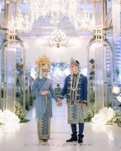 Ide Model Kebaya Payet Biru yang Elegan 15 Rekomendasi kebaya biru full payet