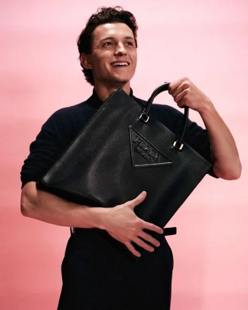 4 Tipe Orang Saat Beli Barang Branded. Ada yang Cuek, Ada yang Haus Perhatian 12 Tas Prada