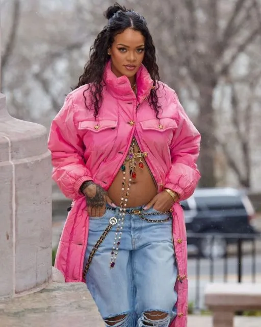 Fashion Ikonik ala Rihanna, Diva Amerika yang Baru Umumkan Kehamilan 10 Fesyen Ikonik Rihanna