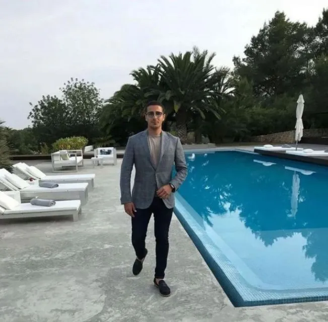 Gaya Perlente Simon Leviev, Sosok Penipu Cinta di The Tinder Swindler 13 Fesyen Simon Leviev