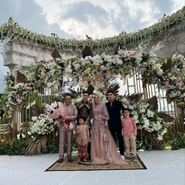 Venna Melinda dan Ferry Irawan Akhirnya Lamaran, Verrel Bramasta Ikut Bahagia 6 Garden party venna melinda