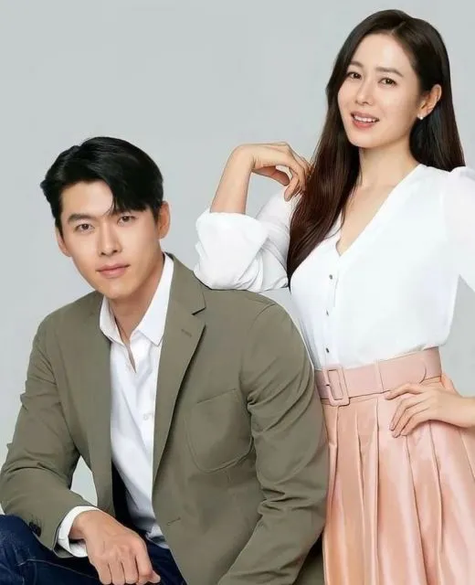 Ide Gaya Busana Couple ala Son Ye-jin dan Hyun Bin. Manis! 10 Couple Son Ye-jin dan Hyun Bin