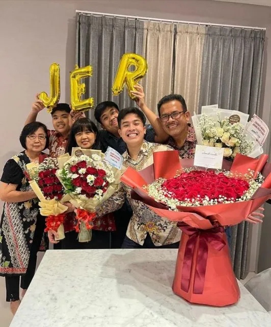 Jerome Polin Sidang Skripsi Online, Terima Surprise dari Keluarga 2 Jerome Polin lulus sidang skripsi