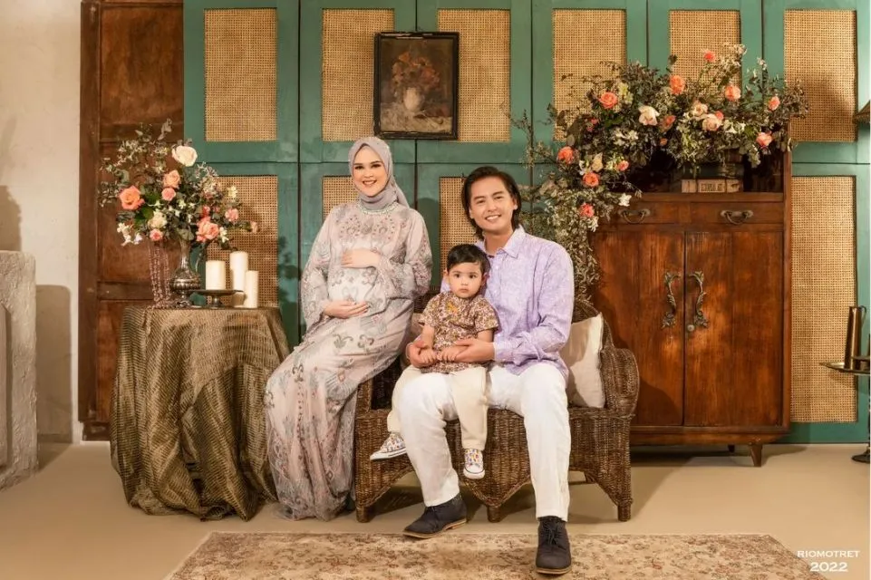 Maternity Photo Kehamilan Kedua ala Cut Meyriska dan Roger Danuarta. Sweet~ 12 foto keluarga Cut Meyriska