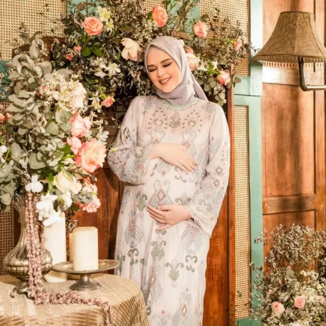 Maternity Photo Kehamilan Kedua ala Cut Meyriska dan Roger Danuarta. Sweet~ 9 maternity cut meyriska