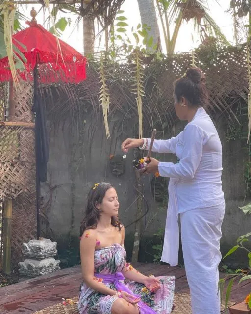 12 Artis yang Pernah Mengikuti Ritual Melukat. Alasannya Beragam 22 Pevita Pearce jalani ritual melukat