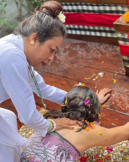 Penjelasan Pevita Pearce Soal Jalani Ritual Melukat, Bukan Ritual Agama 3 Pevita Pearce jalani Ritual Melukat
