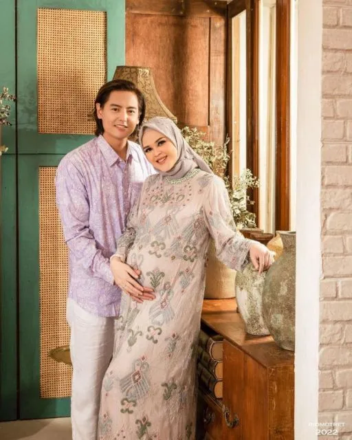 Maternity Photo Kehamilan Kedua ala Cut Meyriska dan Roger Danuarta. Sweet~ 10 foto hamil cut meyriska