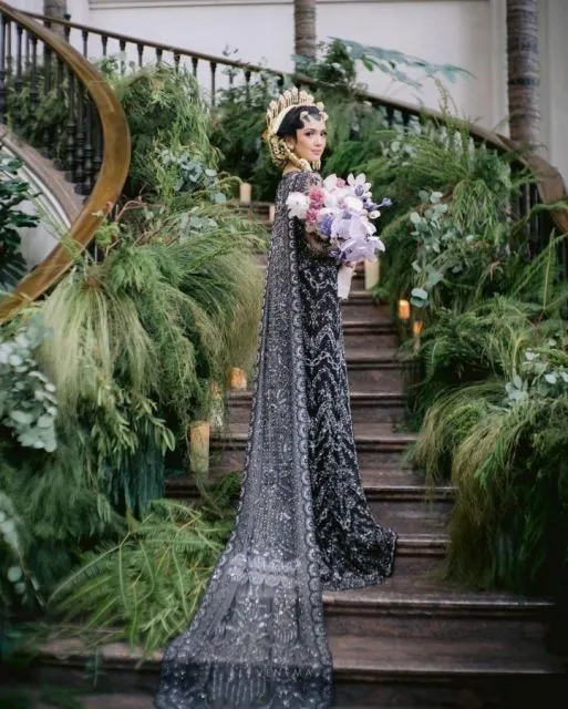 8 Inspirasi Gaun Sampiran Belakang dari Studio Boh 11 Inspirasi gaun dengan sampiran