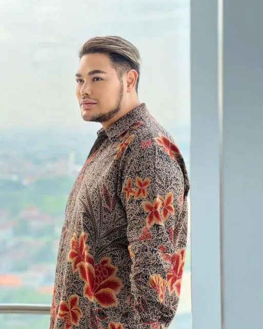 Potret Gaya Seleb Hadiri Pernikahan Adik Ayu Ting Ting, Menawan! 10