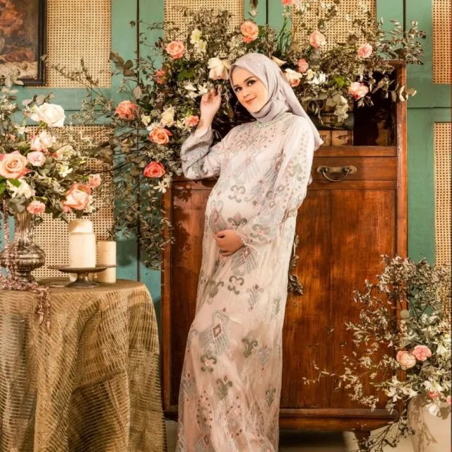 Maternity Photo Kehamilan Kedua ala Cut Meyriska dan Roger Danuarta. Sweet~ 8 maternity shot cut meyriska