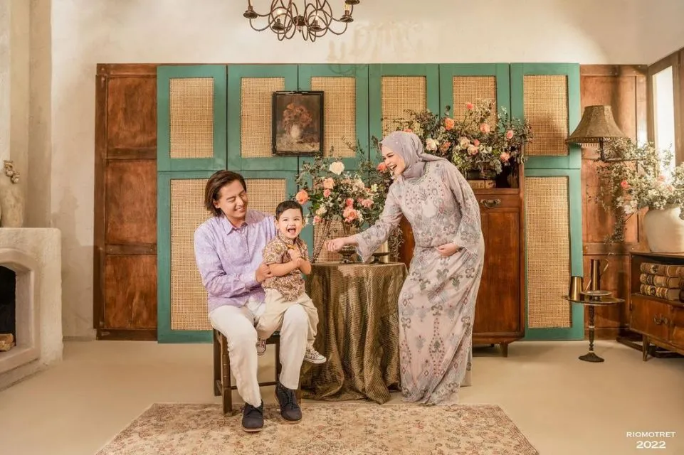 Maternity Photo Kehamilan Kedua ala Cut Meyriska dan Roger Danuarta. Sweet~ 14 cut meyriska maternity shoot