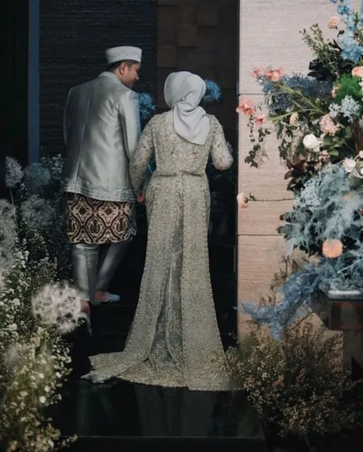 8 Inspirasi Gaun Sampiran Belakang dari Studio Boh 14 Inspirasi gaun dengan sampiran