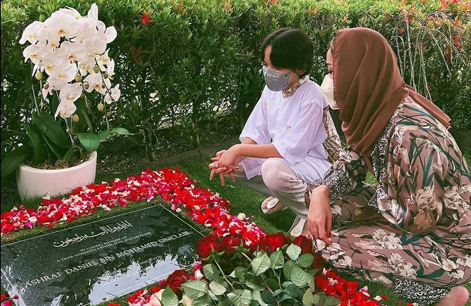 Kenang 2 Tahun Meninggalnya Ashraf, BCL dan Noah Kunjungi Makam 3 bcl ashraf
