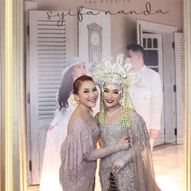 Potret Gaya Seleb Hadiri Pernikahan Adik Ayu Ting Ting, Menawan! 9