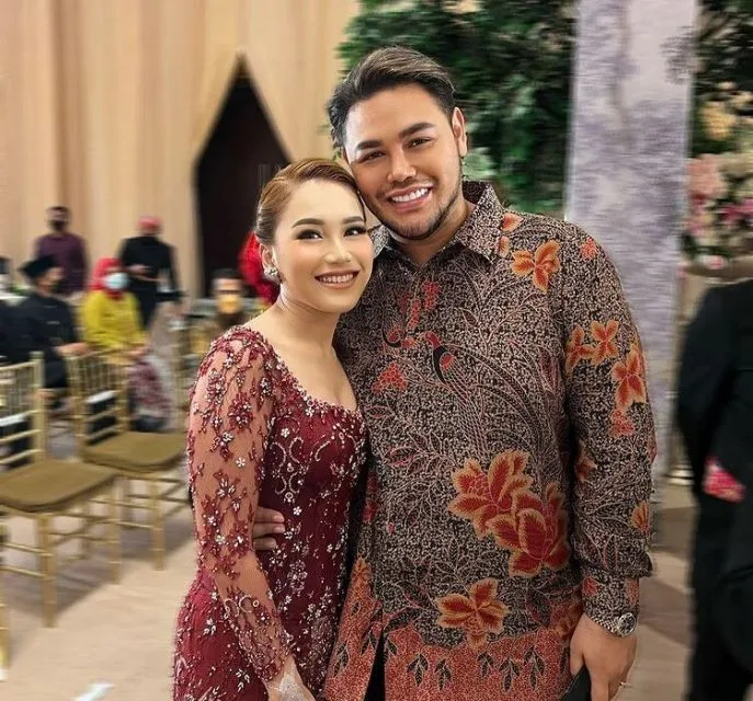 Ayu Ting Ting Didampingi Ivan Gunawan di Pernikahan Syifa, Warganet: Kawal Sampai Halal 3 penampilan ivan gunawan dan ayu ting ting di nikahan syifa